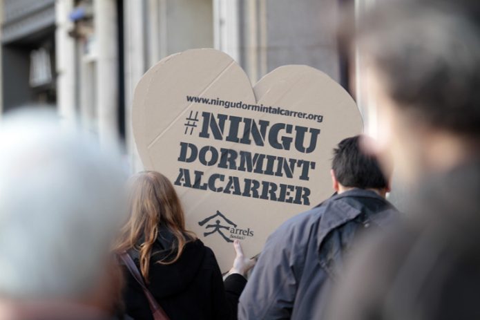 Cartell amb el lema "Ningú dormint al carrer"