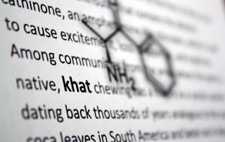 Estructura mol·lecular del khat i les catinones, sobre un text de fons