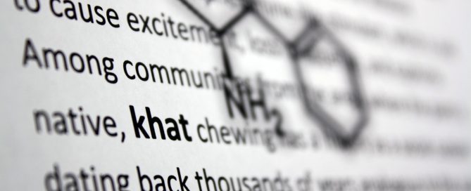 Estructura mol·lecular del khat i les catinones, sobre un text de fons