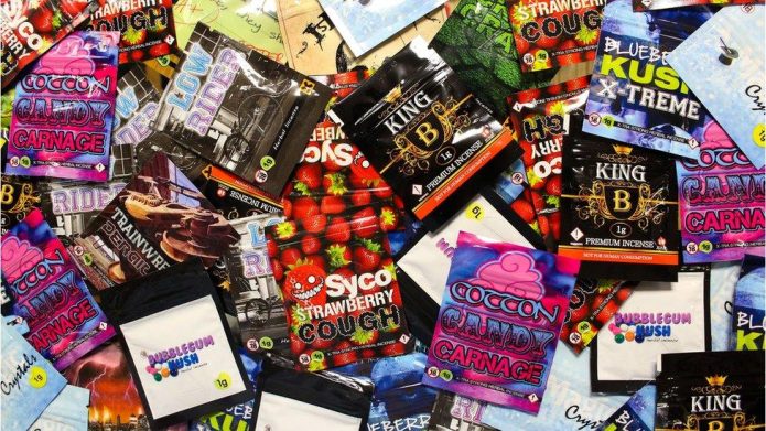 Paquets de diverses Legal Highs o NPS, entre elles, catinones
