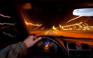 L'alcohol provoca una pèrdua de control, disminució de la percepció de risc, modifica el comportament i deteriora la funció psicomotora. Efectes no compatibles amb conduir.