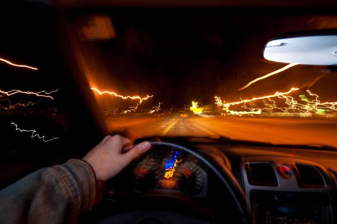 L'alcohol provoca pèrdua de control, disminució de la percepció de risc, modifica el comportament i deteriora la funció psicomotora. Efectes no compatibles amb conduir.