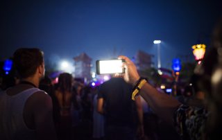 Una persona fent una foto a un festival musical