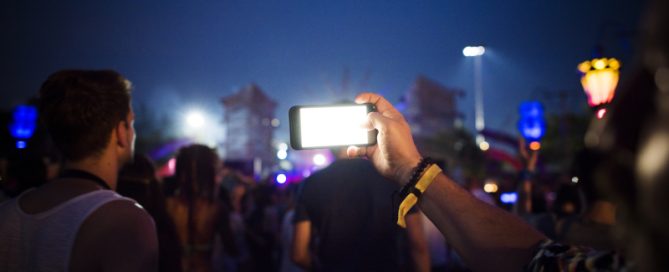 Una persona fent una foto a un festival musical