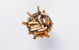 Cendrer ple de burilles de cigarrets i porros