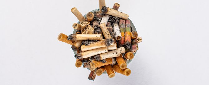 Cendrer ple de burilles de cigarrets i porros