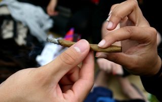 Persones que es passen un porro.