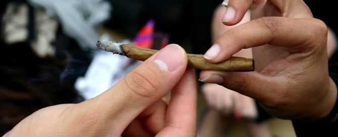 Persones que es passen un porro.