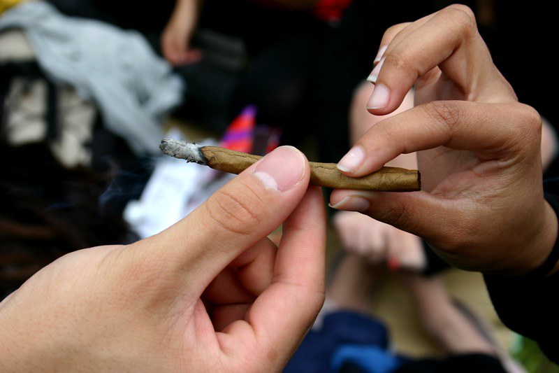 Persones que es passen un porro.