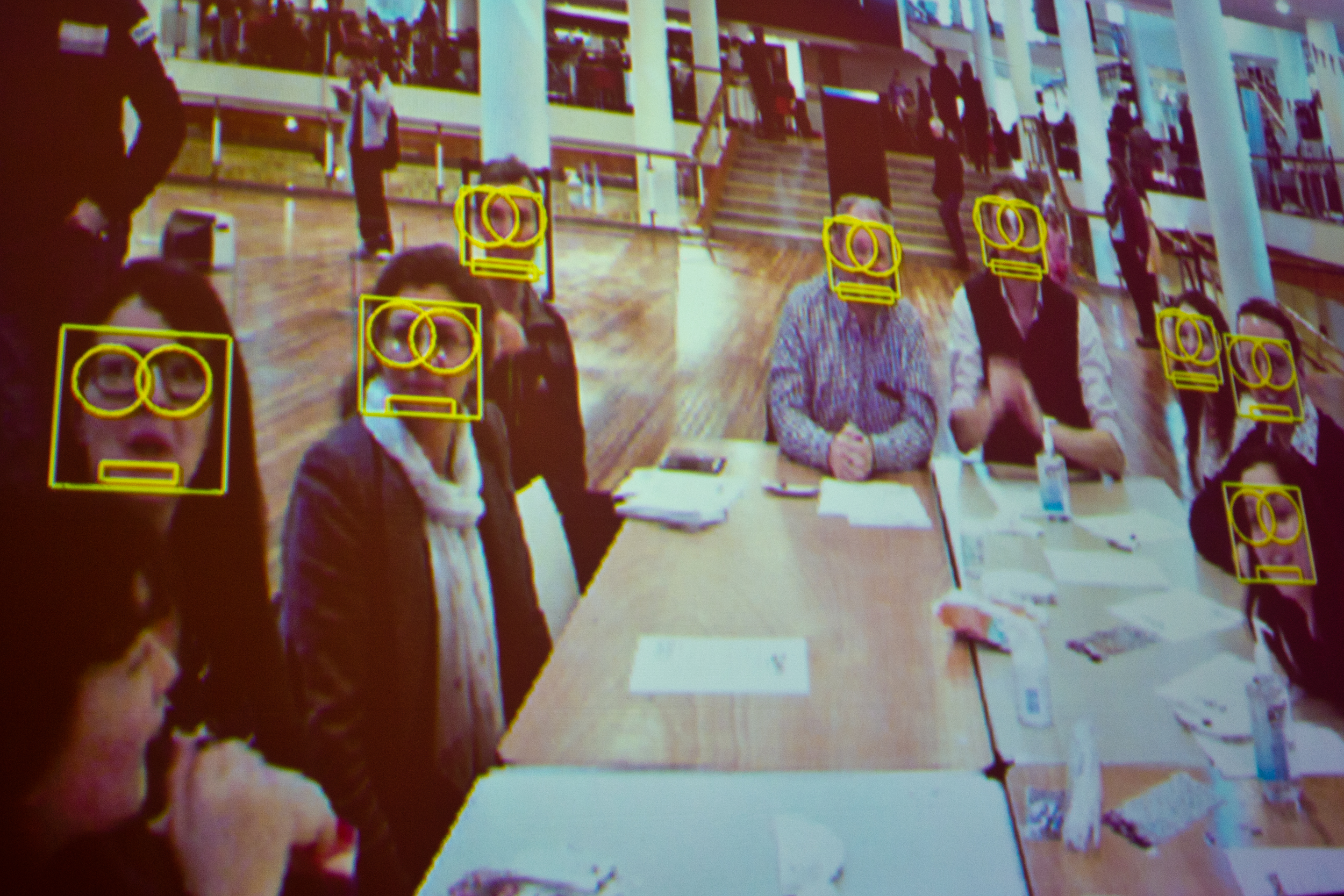 Reconocimiento facial mediante datos biométricos recogidos por una inteligencia artificial.