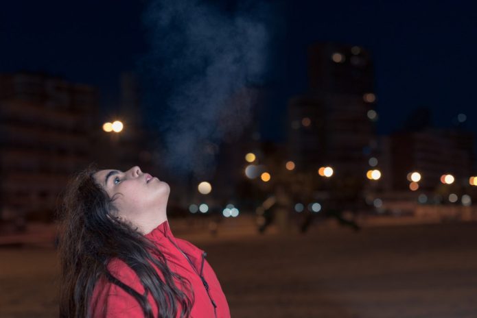 Chica respirando al aire libre