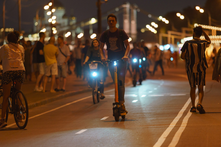 Persones al carrer, algunes en patinet, altres en bicicleta i altres caminant.