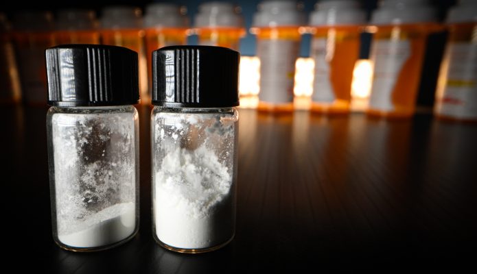Noves substàncies psicoactives; substància blanca en format de pols dins de dos pots de vidre.
