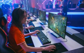 Noia jugant en un equip d'e-sports
