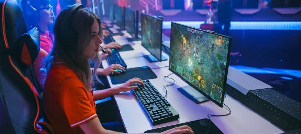 Noia jugant en un equip d'e-sports