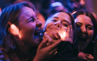 Joves en una festa amb ambient nocturn i connexió social en context de drogues i sexe
