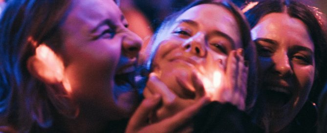Joves en una festa amb ambient nocturn i connexió social en context de drogues i sexe
