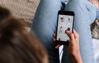 L'scroll down en app's de compres pot convertir-se en una activitat més a fer amb el mòbil, com mirar les xarxes socials o xatejar.