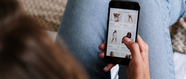 L'scroll down en app's de compres pot convertir-se en una activitat més a fer amb el mòbil, com mirar les xarxes socials o xatejar.
