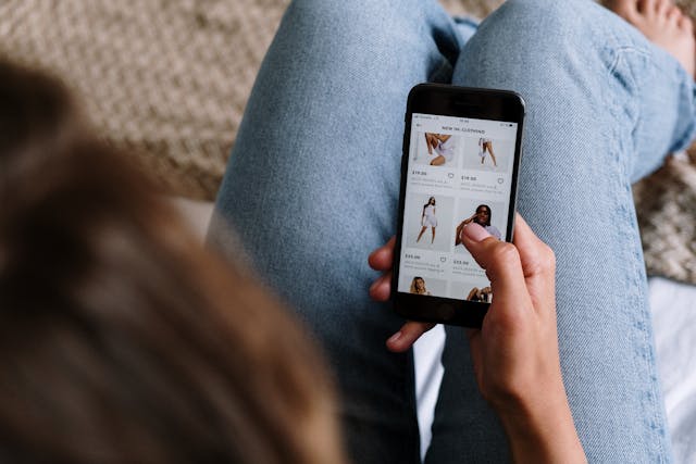 L'scroll down en app's de compres pot convertir-se en una activitat més a fer amb el mòbil, com mirar les xarxes socials o xatejar.
