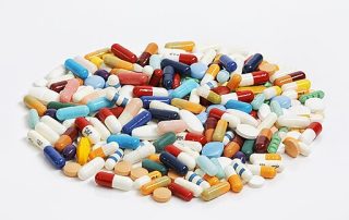 Diferents tipus de pastilles i càpsules utilitzades com a medicació, incloent psicofàrmacs utilitzats en salut mental.
