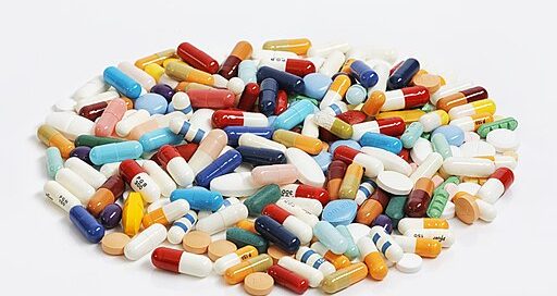 Diferents tipus de pastilles i càpsules utilitzades com a medicació, incloent psicofàrmacs utilitzats en salut mental.